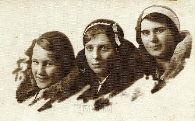 KKE 3844.jpg - Od prawej:pierwsza Helena Płóciennik z koleżankami, lata 20-te XX wieku.